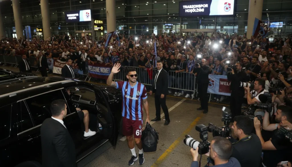 Bordo-Mavili Devrim: Mohamed Salah Türkiye’de